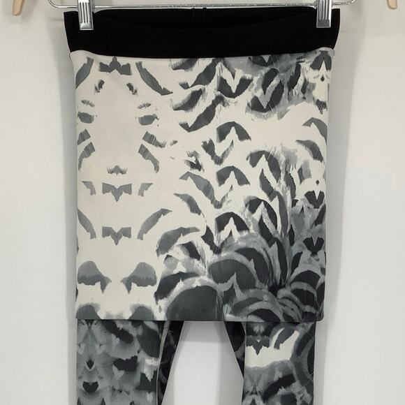 Lululemon Size 4 Pretty Plume Angel Wing Black Wunder Under Pant SE Dance M20-4 - Picture 5 of 7